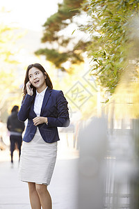 打电话微笑的商务女性图片