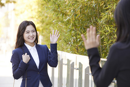 挥手打招呼的女青年图片