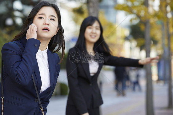 打电话焦急的年轻女子图片