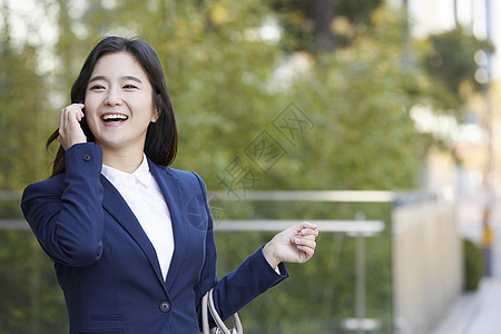 成年女子拿着手机开心的打电话图片