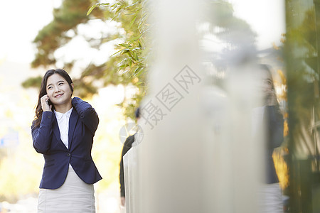 打电话微笑的年轻女子图片