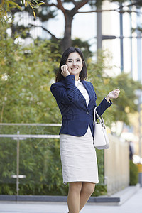 户外接电话微笑的成年女子图片