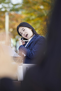 接起电话忙碌的年轻女子图片