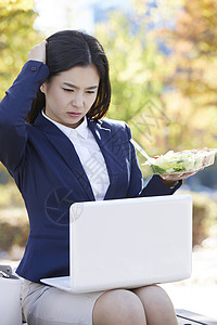 看着笔记本电脑苦恼的青年女性图片