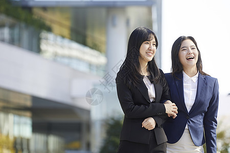 户外结伴散步的女青年图片