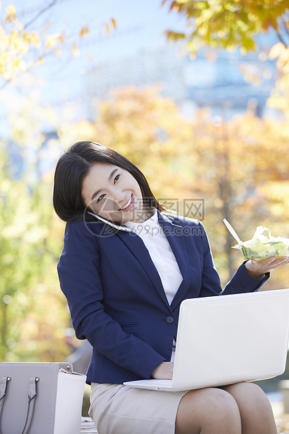 接听电话微笑的职业女性图片