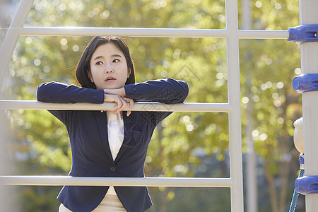 靠在栏杆上休息的成年女子图片