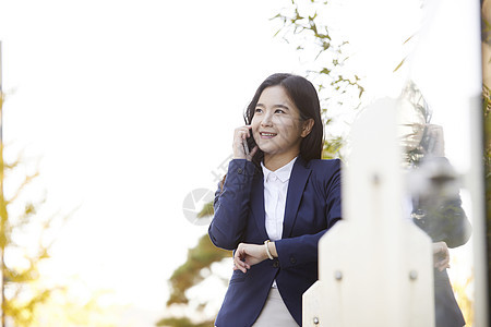 打电话微笑的职业女性图片