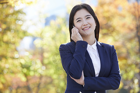 职业女性微笑的接听电话图片