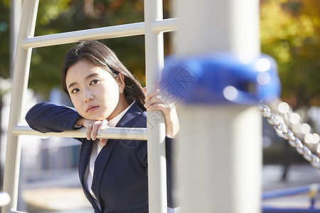 趴在栏杆上苦恼的女青年图片