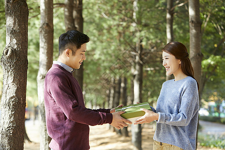 年轻夫妻在公园里送礼物图片