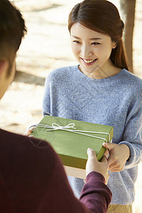 年轻夫妻在公园里送礼物图片