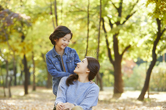 秋天妈妈陪孩子在公园里玩耍图片