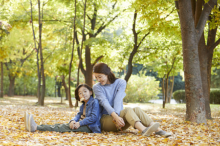 父母陪孩子在海边玩耍秋天妈妈陪孩子在公园里玩耍背景