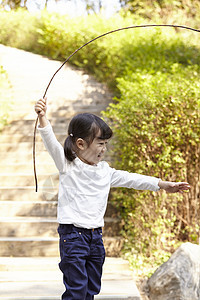 户外小女孩在水边钓鱼图片