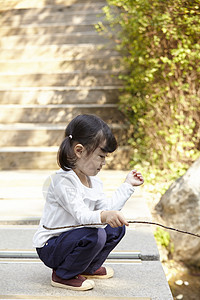 小女孩在水边钓鱼图片