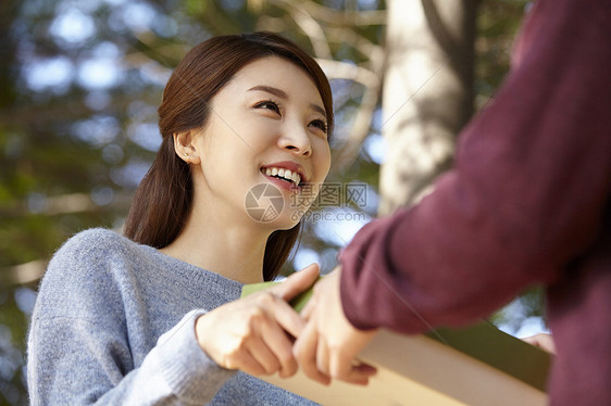 女人收礼物图片