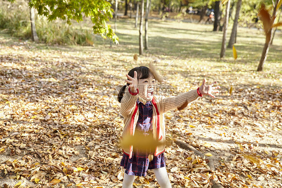 秋天小女孩在公园玩耍图片