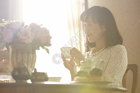 乐趣孤独的女优雅的下午茶时间图片