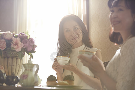 放松五十多岁高兴优雅的下午茶时间图片