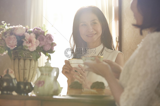 女士美丽主妇优雅的下午茶时间图片