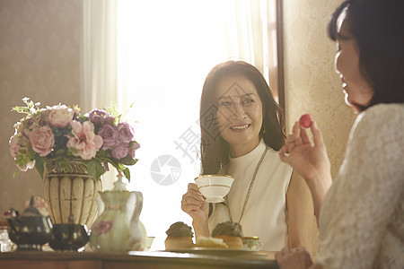 优雅女人享受下午茶图片