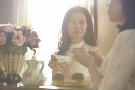 优雅女人享受下午茶图片