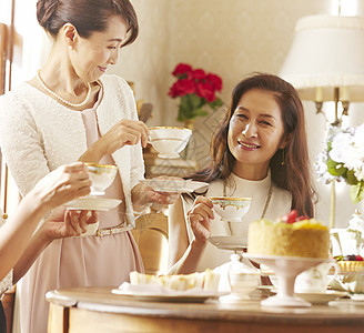 优雅女人享受下午茶图片