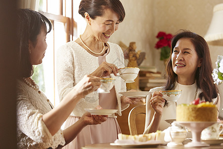 高清图片喝下午茶聊天的妇女高清图片享受下午茶时间的外国人高清图片