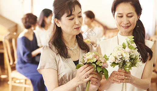 学习插花课程的女人图片