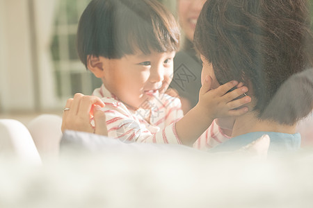 客厅里的妇女与小孩图片