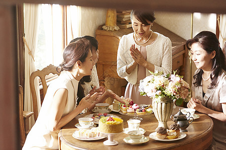 女人享受优雅的茶时间课图片