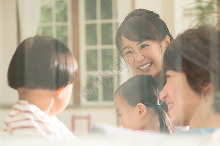 客厅里的妇女与小孩放松休息图片