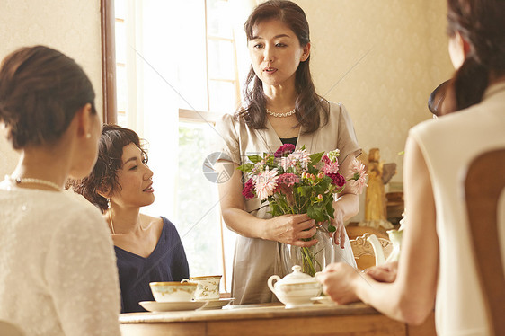 学习插花课程的妇女图片