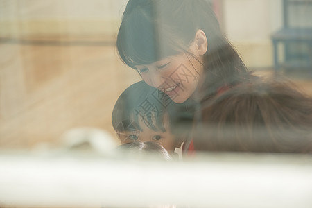 客厅里的妇女与小孩放松休息图片