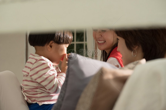 客厅里的妇女与小孩放松休息图片