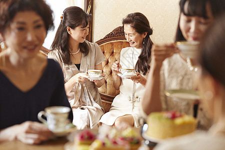 家庭主妇优雅的品茶聚会图片
