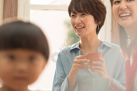 人类孩子气的年轻的女孩父母在客厅里放松图片