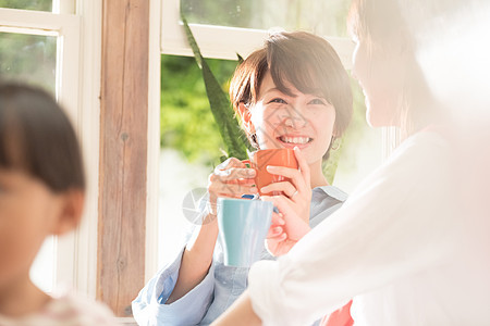 幸福三个人派对放松在客厅的妈妈朋友图片