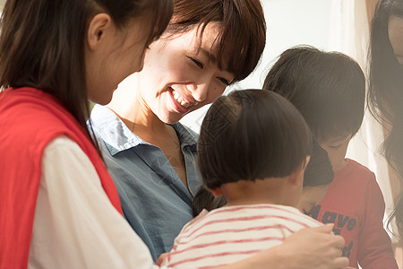 家人女孩努力获取父母在客厅里放松图片