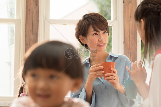 沙发好朋友咖啡放松在客厅的妈妈朋友图片