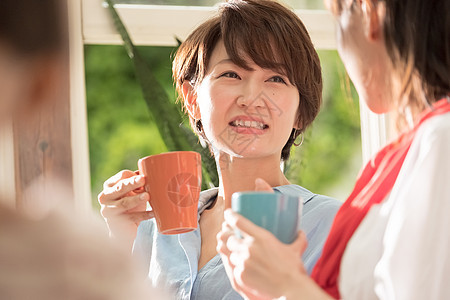 双人红茶欢快放松在客厅的妈妈朋友图片