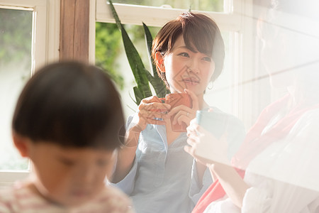 主妇半身照家人放松在客厅的妈妈朋友图片