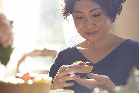 美丽一个男人桌子优雅的下午茶时间图片