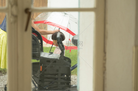 下雨天出游的一家人图片