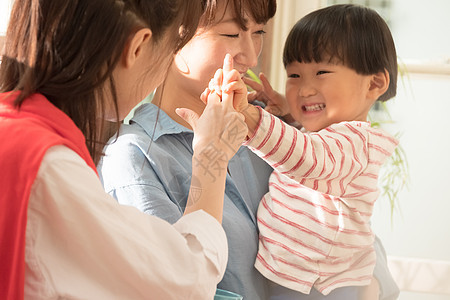 和孩子玩耍的家庭主妇们图片