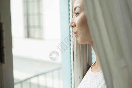 一个女人在窗口图片