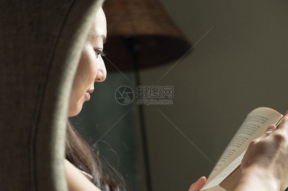一个女人在房间读书图片