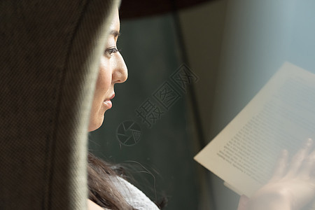 一个女人在房间读书图片