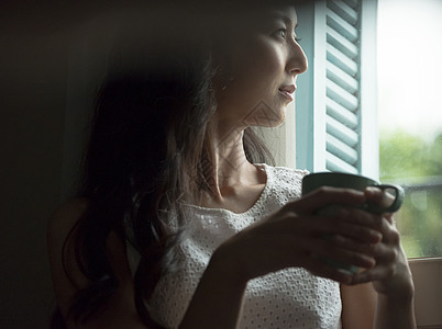 一个女人在窗口喝咖啡图片